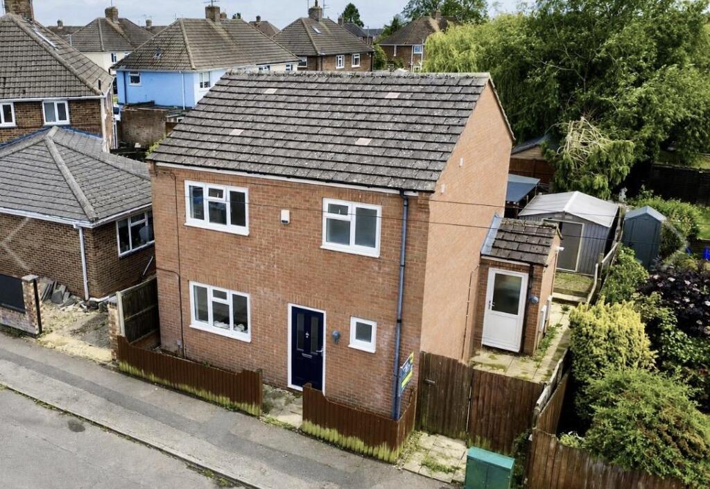 3-bed detached on CHAIN FREE - Shakespeare Way, Desborough, Kettering, £210,000