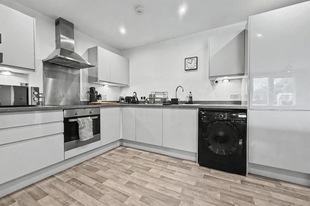 Apartment in Winchester, Hampshire - More