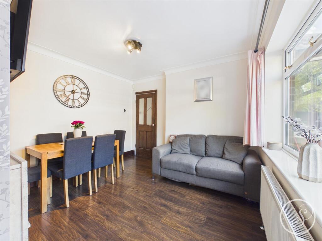 House in Leeds, Fearnville, Gipton - More