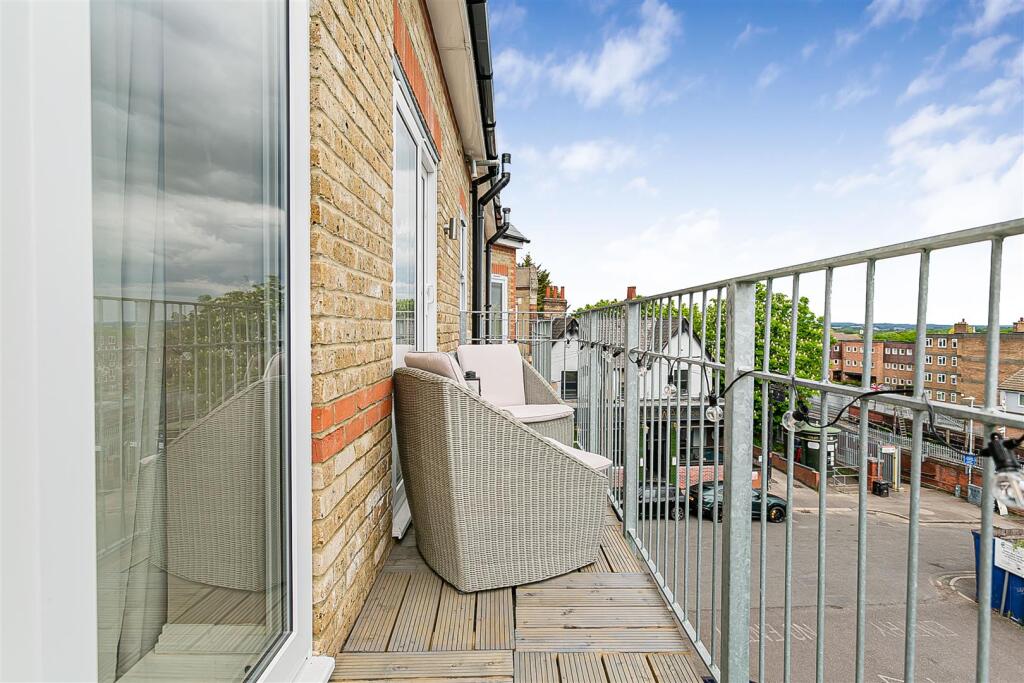 Apartment in Epping Forest, Buckhurst Hill - View 3
