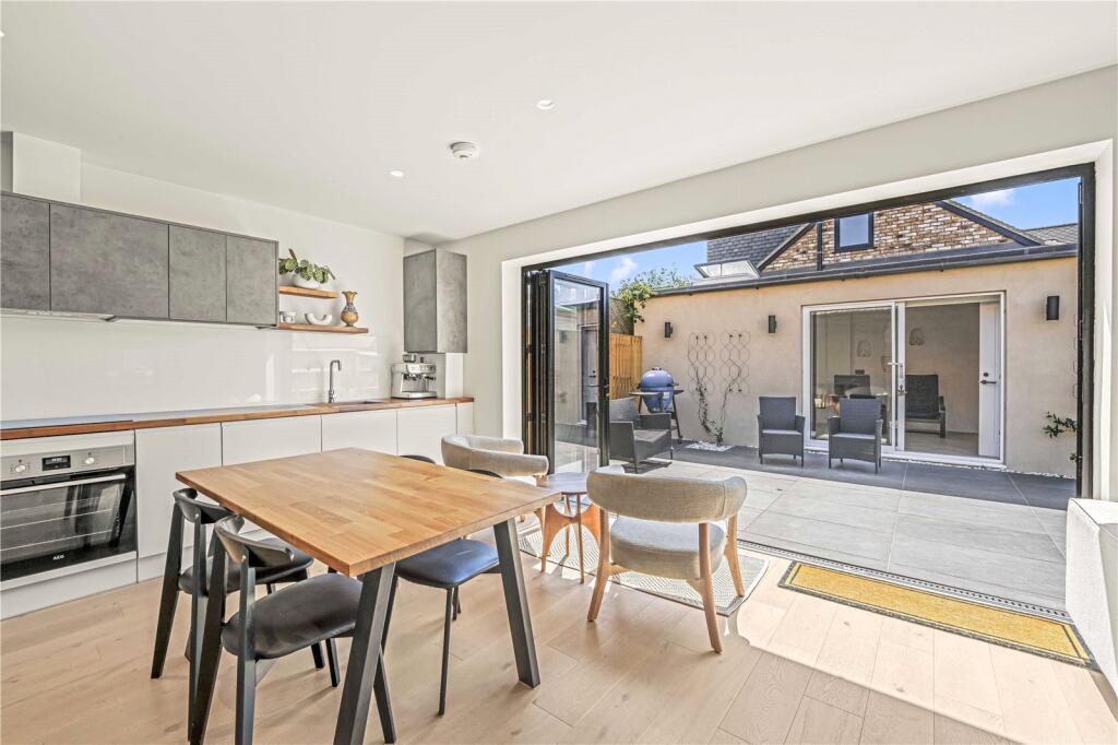 House in London, Hampton - More