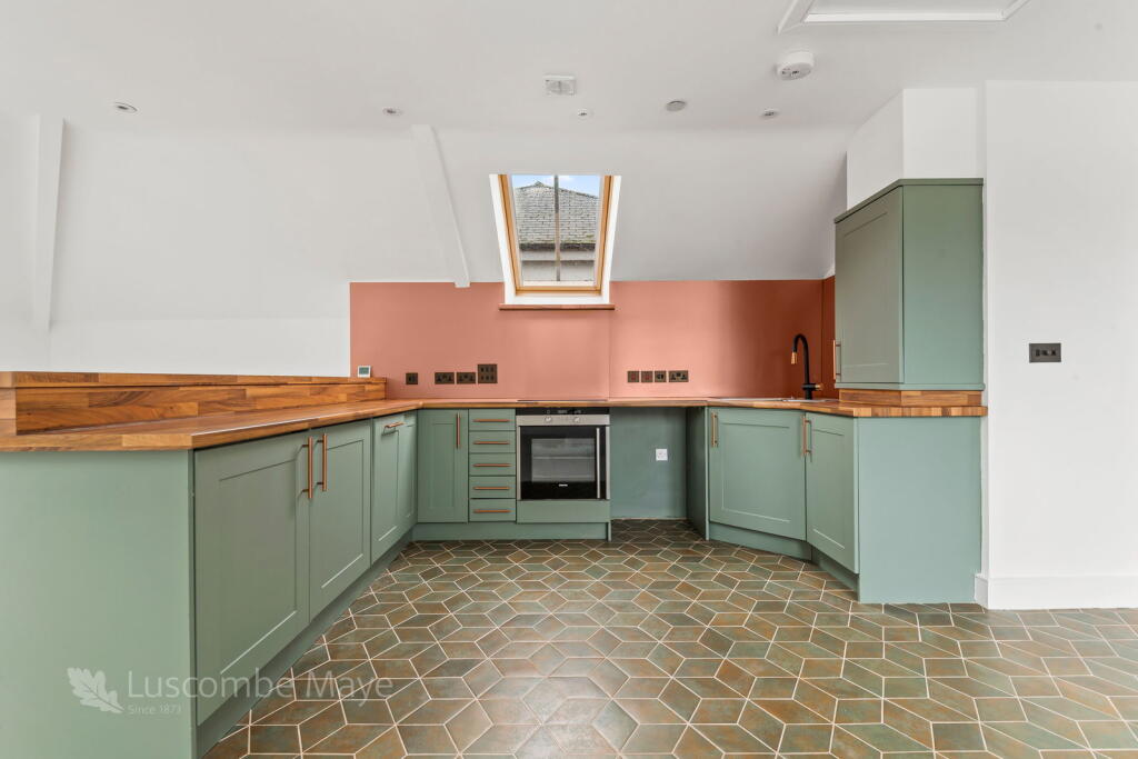 Main image of property: Crabshell Heights, Kingsbridge, TQ7 1FE