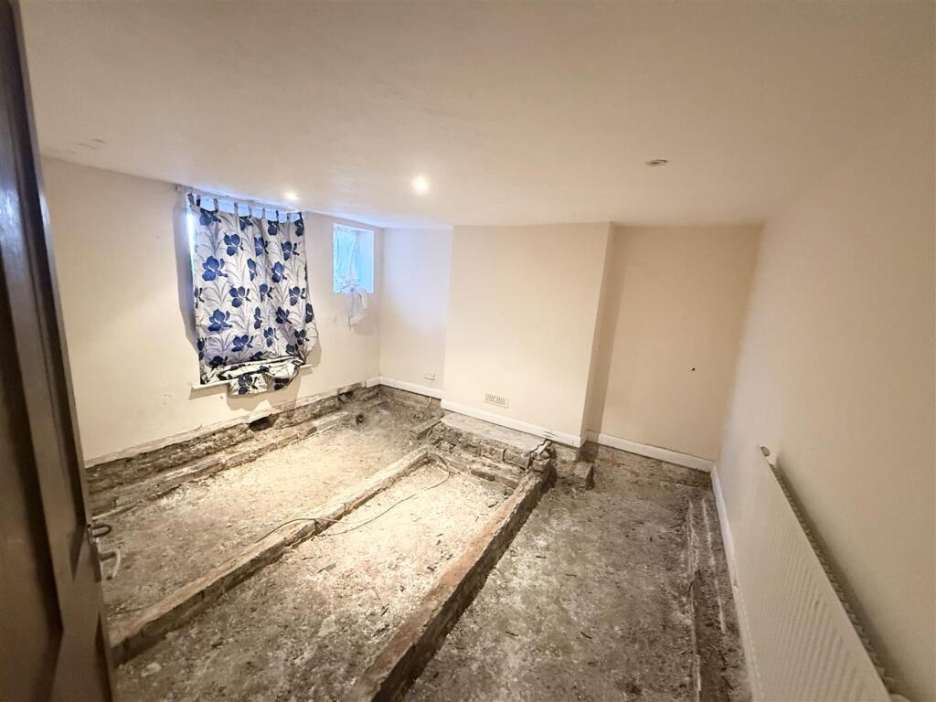 Apartment in Lewes, Newhaven - View 4