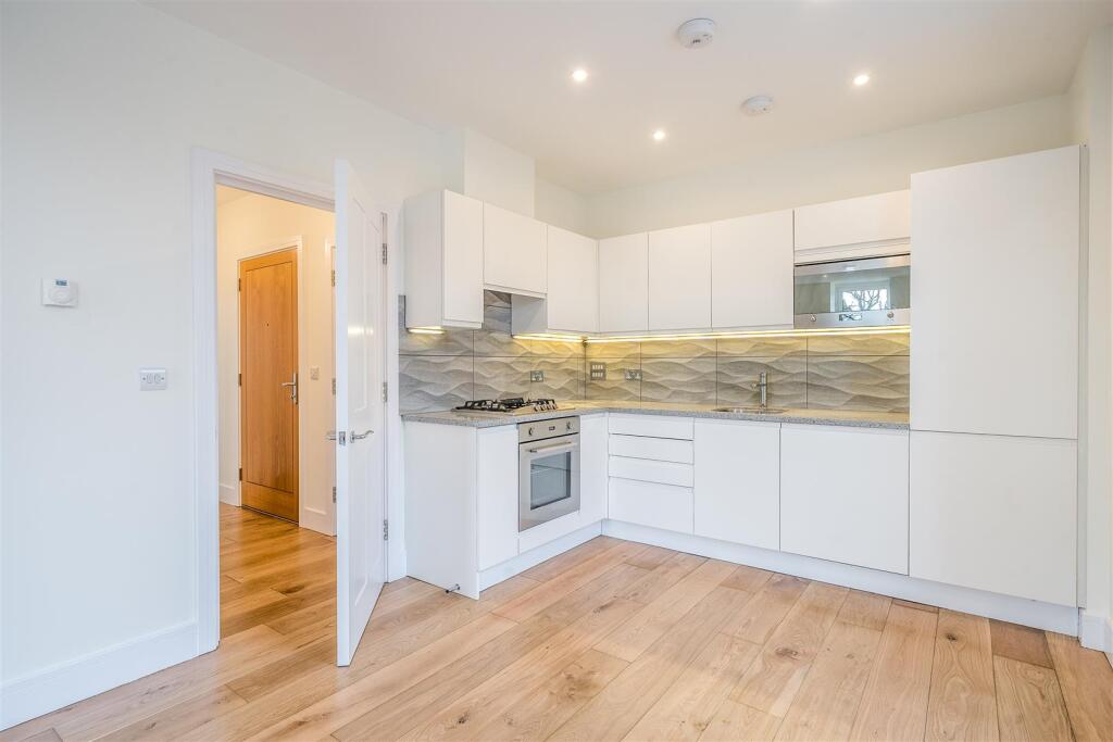 Apartment in Guildford, Ripley - More
