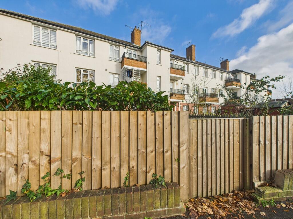 Reddington Drive, Langley, Berkshire, SL3 photo 2