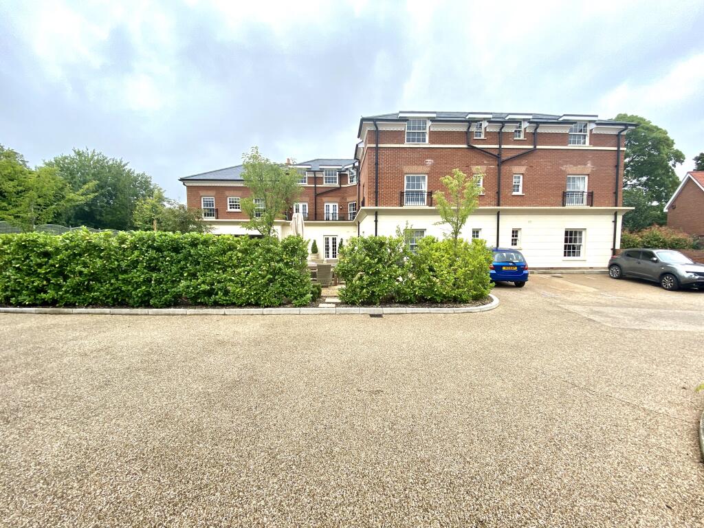 1-bed flat on Fleur De Lis, Dairy Walk, Hartley Wintney, £295,000