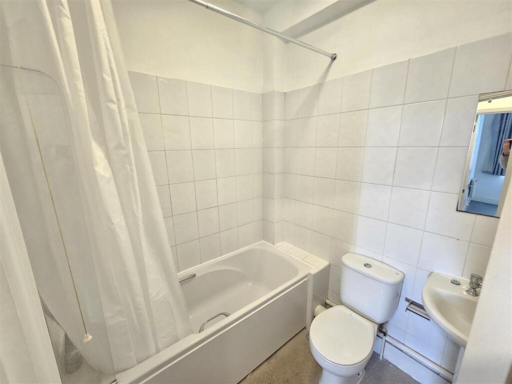 Apartment in Egham - View 5