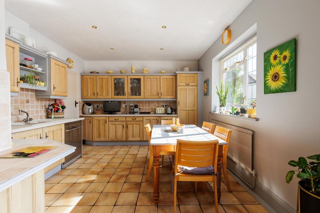 House in Woking, Mount Hermon, Westfield - More