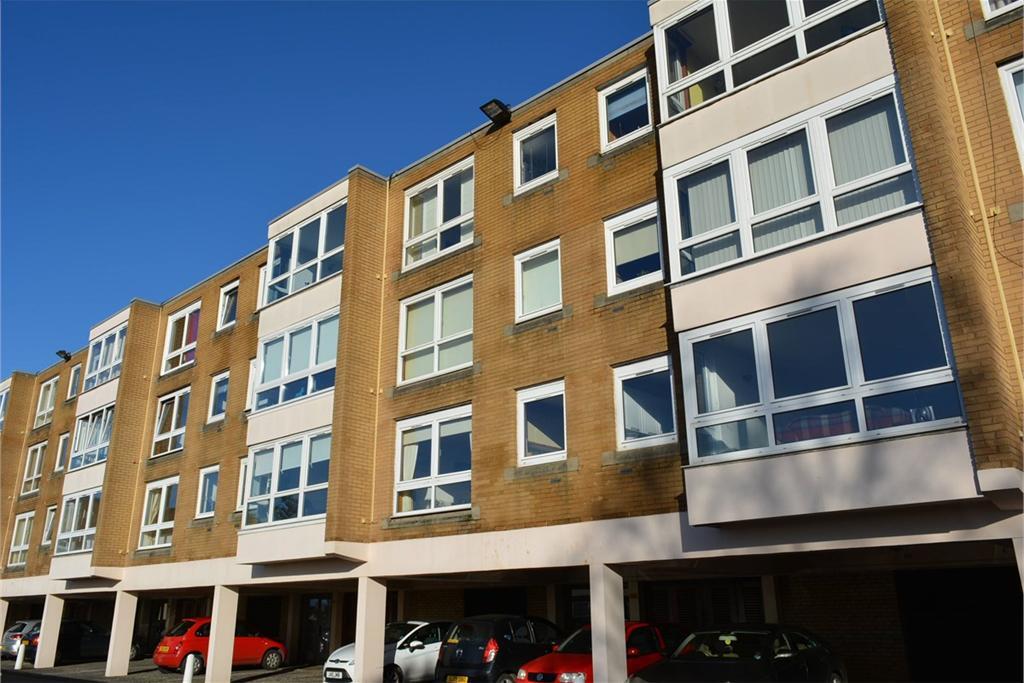 Main image of property: 122B Southbrae Drive, Glasgow G13 1TZ