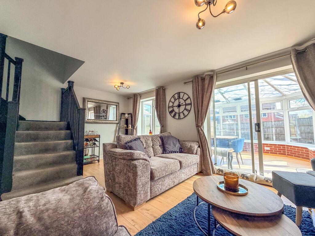 Walnut Close, Hartshill, CV10 photo 4
