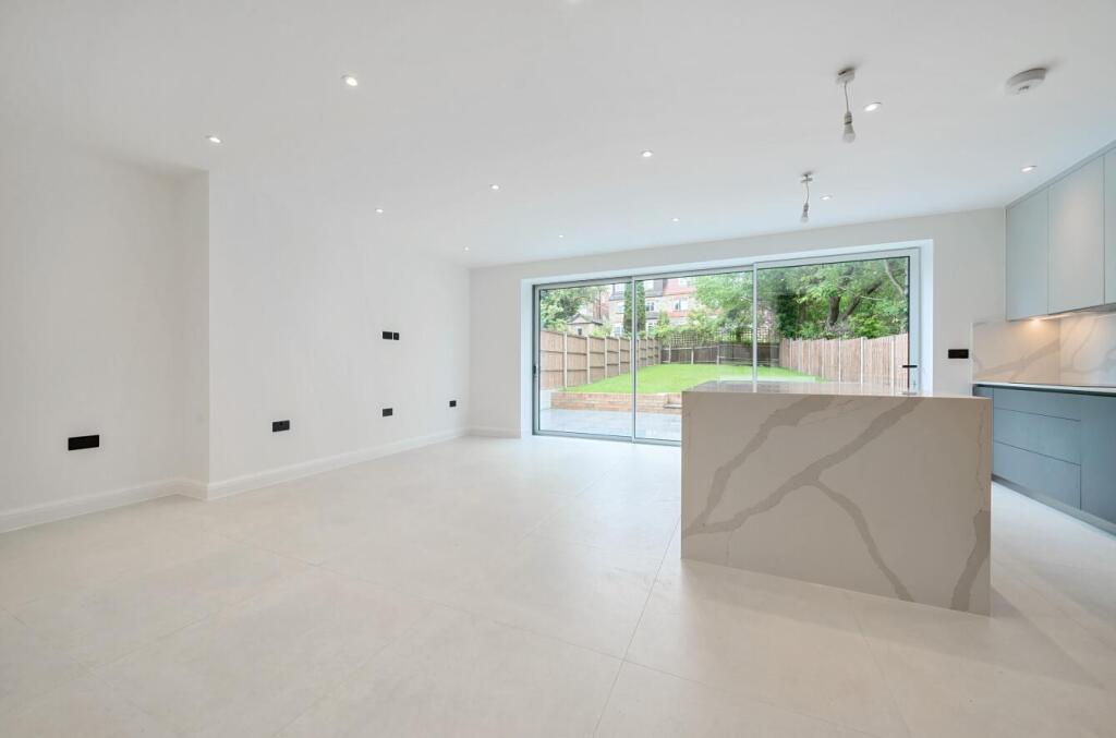 Chanctonbury Way, Woodside Park photo 4
