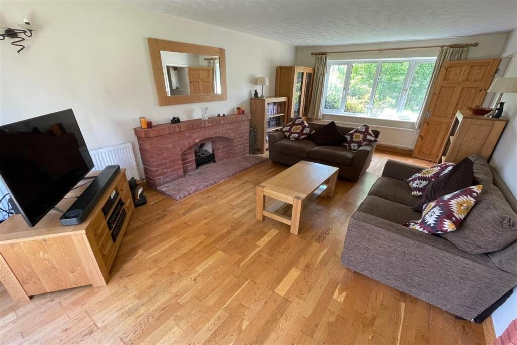 4 bedroom Detached House in Church Crookham photo 4