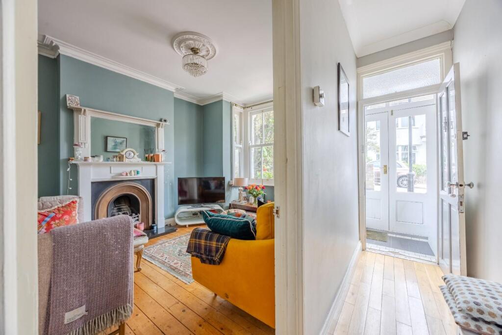House in Southend-on-Sea - More