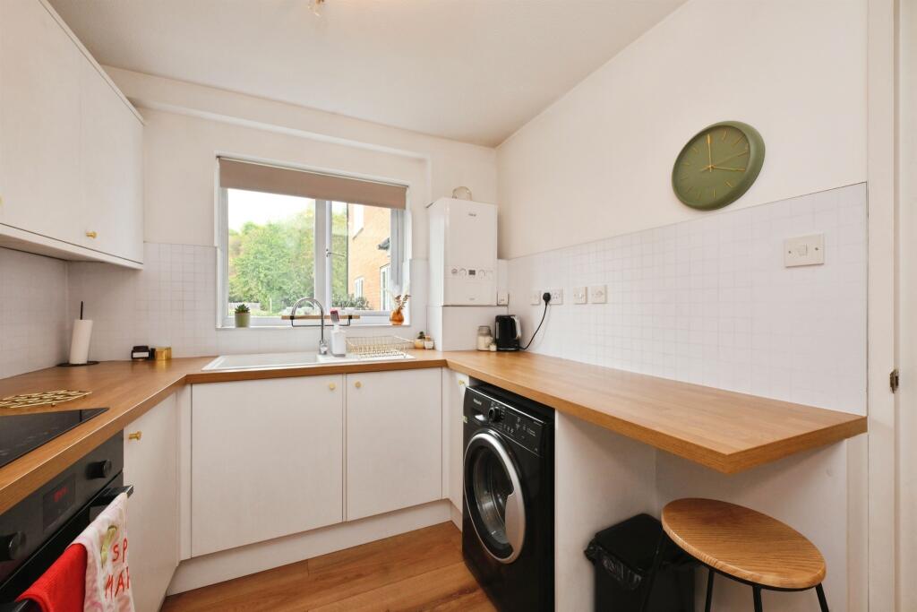 Apartment in East Hertfordshire, Ware - More