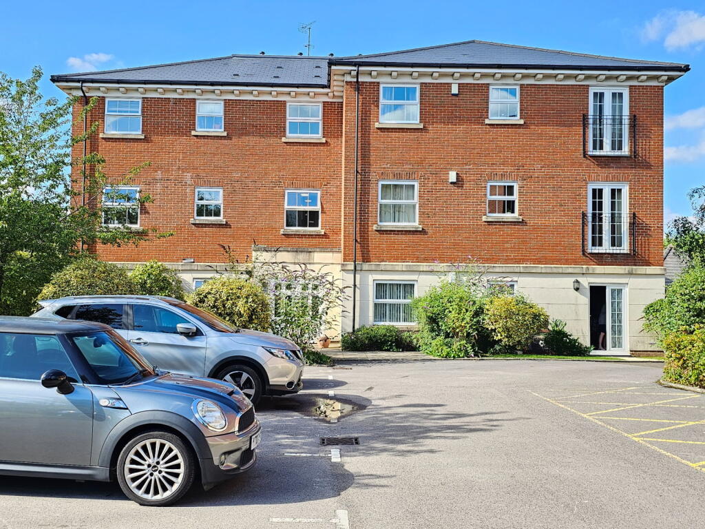 2-bed flat on Jago Court, Newbury, RG14 7EZ, £230,000