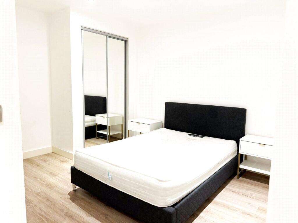 Apartment in Solihull, West Midlands - More