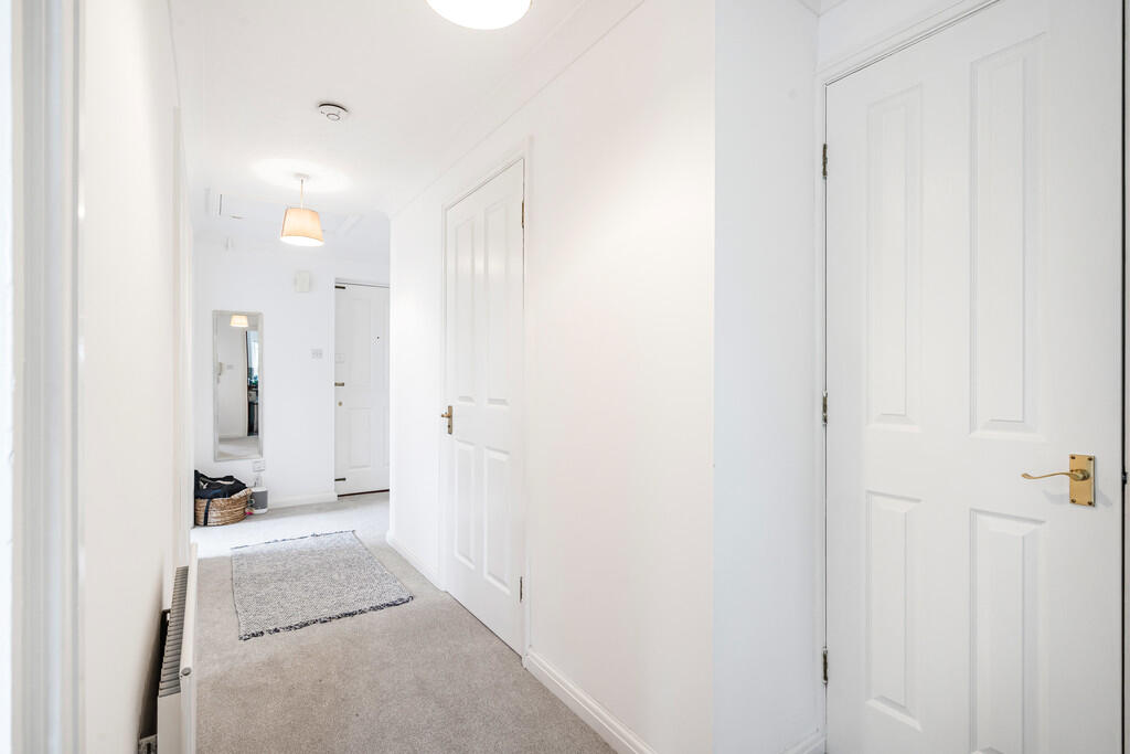 Apartment in Reigate and Banstead, Surrey - View 2