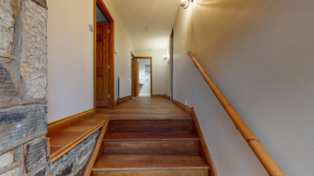Hall Close, Bramhope, Leeds, West Yorkshire photo 4