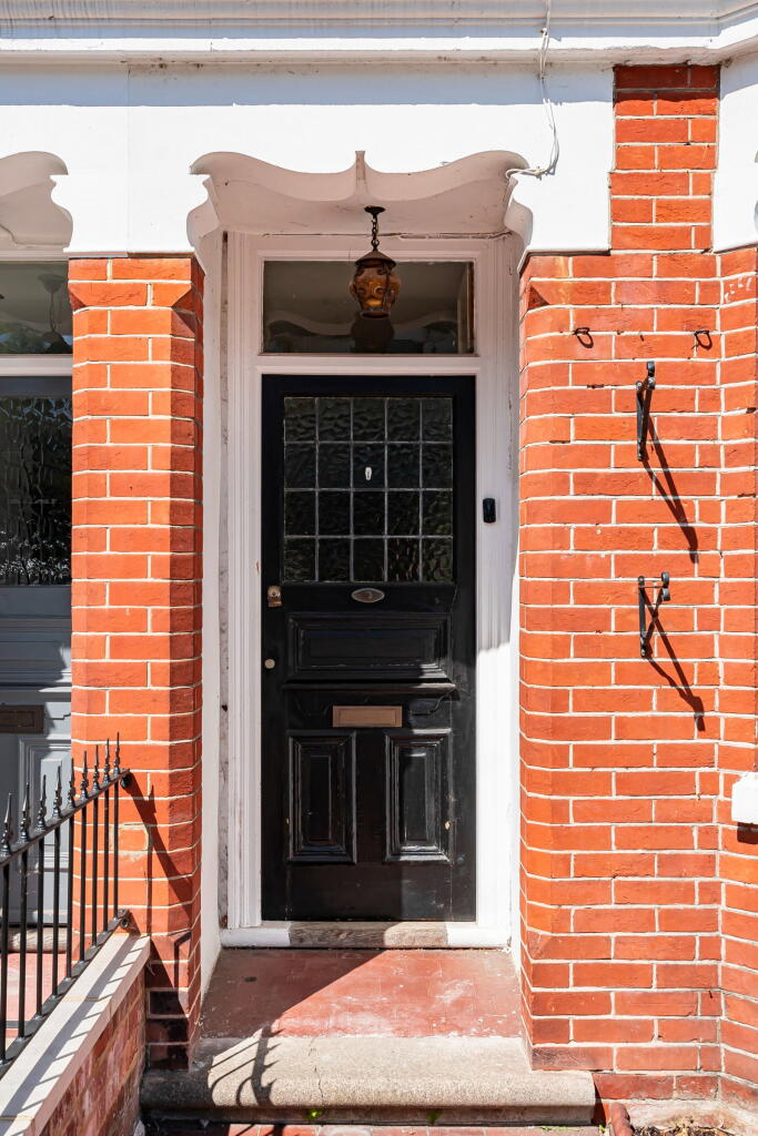 Wodeland Avenue, Guildford, GU2 photo 4