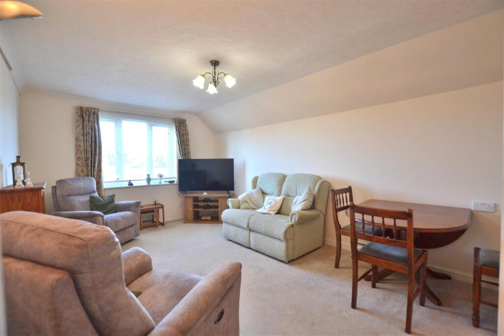 Apartment in Hart, Fleet - View 2