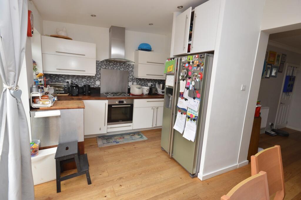 Hartfield Road, Chessington, Surrey. KT9 2PP photo 3
