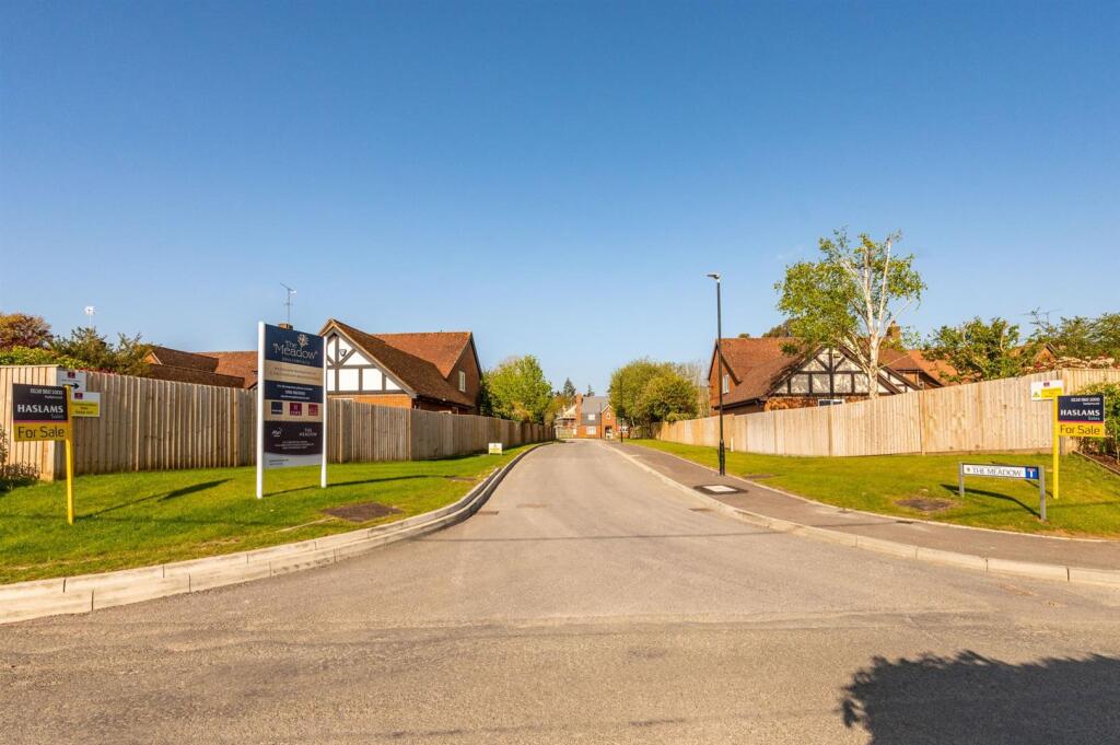 4 The Meadow, Swallowfield RG7 photo 4