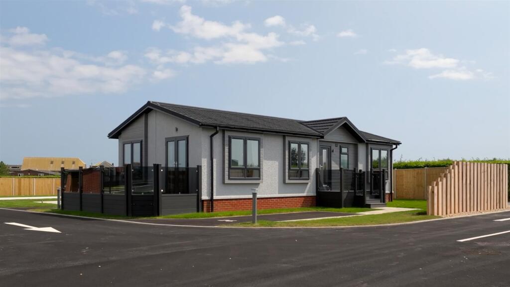 2-bed caravan on Littlehampton Marina, Ferry Road, Climping, Littlehampton, £225,000