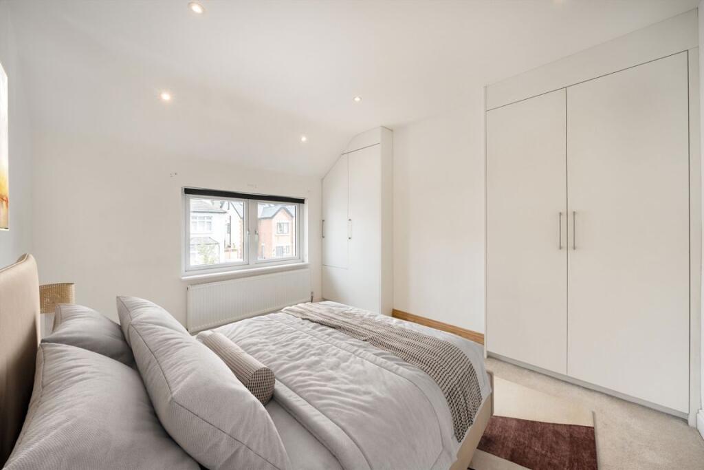 House in Kingston upon Thames - More