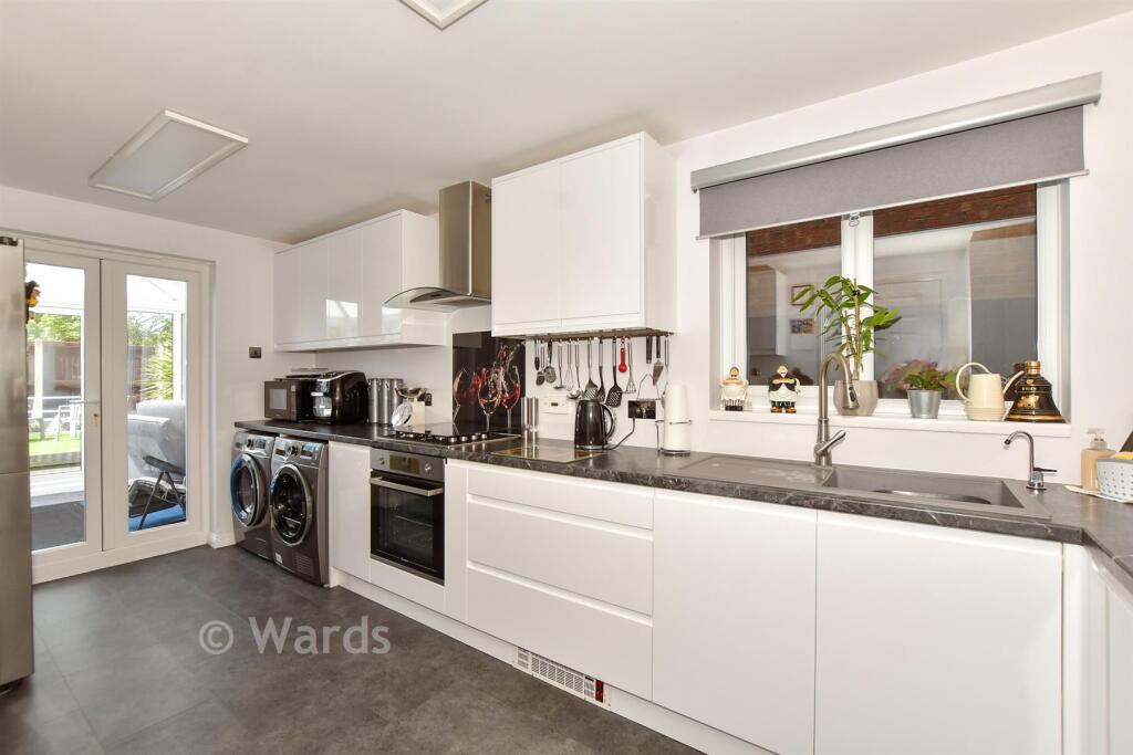 4-bed detached on Geddes Close, Hawkinge, Kent, £330,500