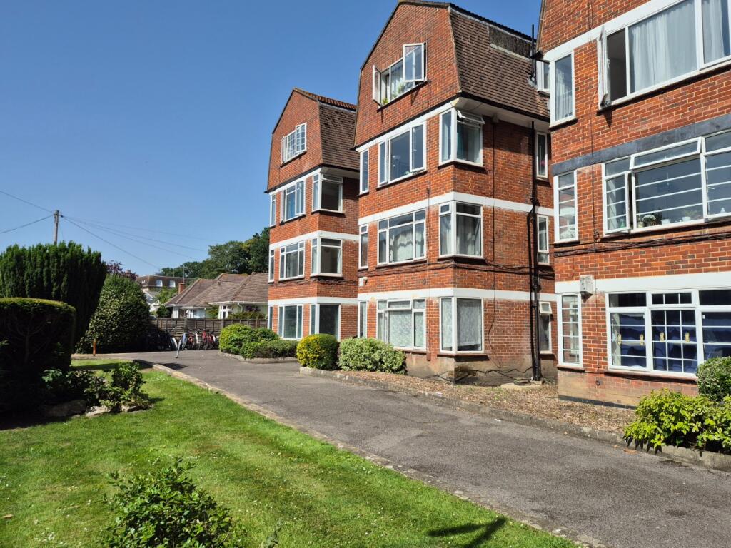 2-bed flat on Grosvenor Court, Vale Road, Bournemouth, Dorset, BH1, £157,000