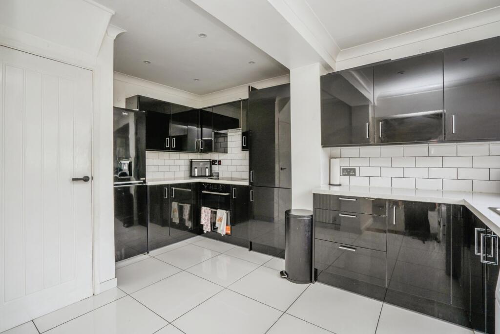 Cheltenham Road, PORTSMOUTH, Hampshire, PO6 photo 2