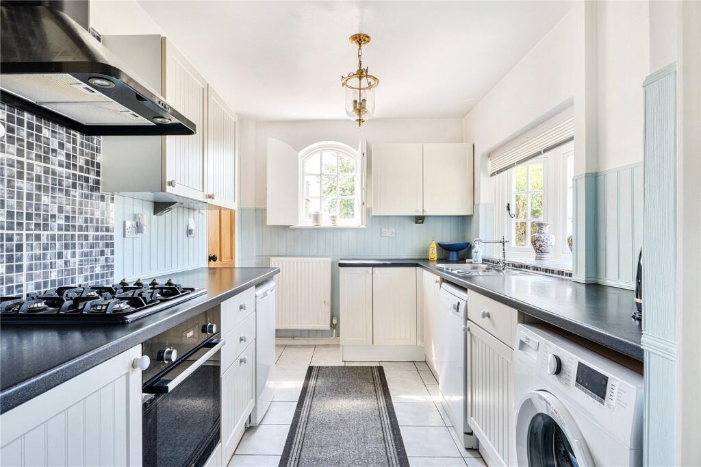 House in Wealden, Frant - More