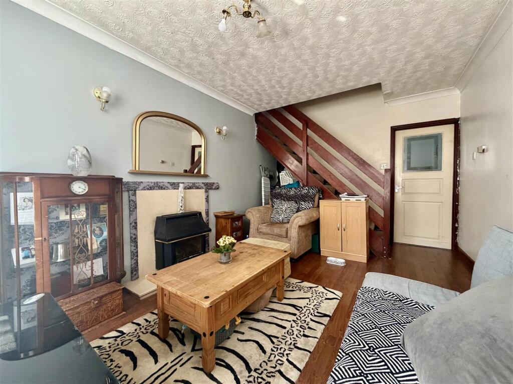 House in Gloucester, Linden - More