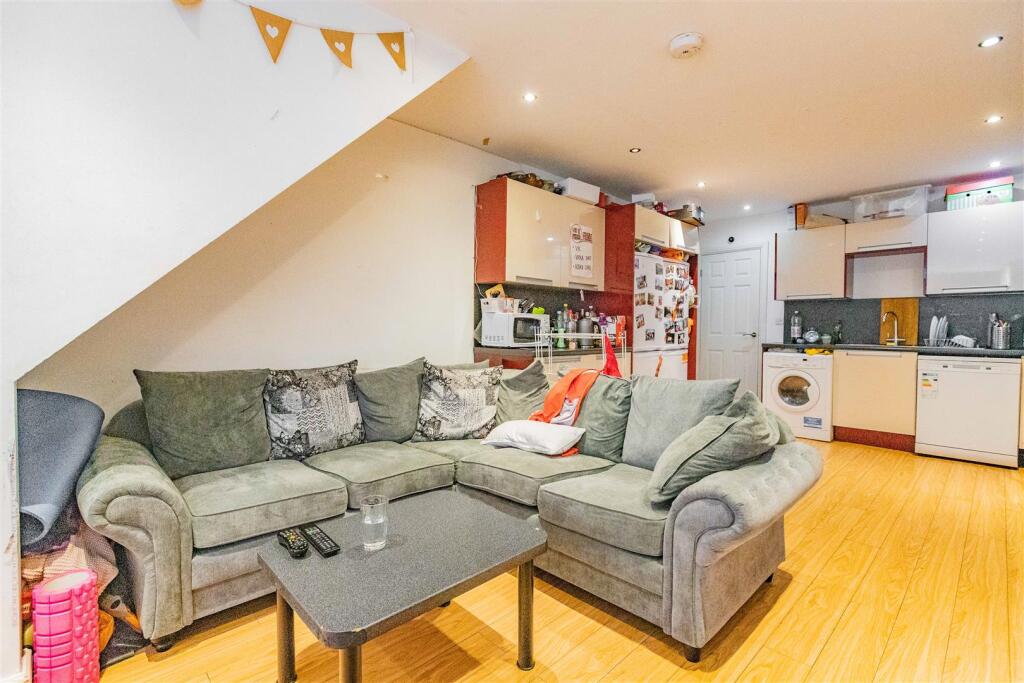 6 bedroom house for rent