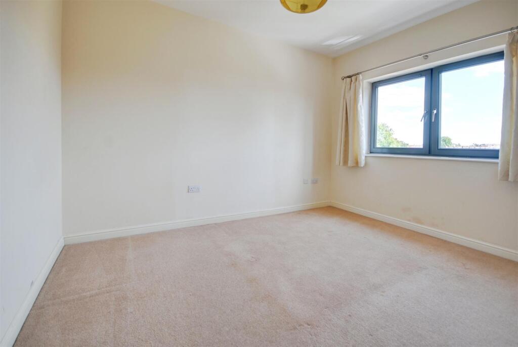 Apartment in Watford, Hertfordshire - More