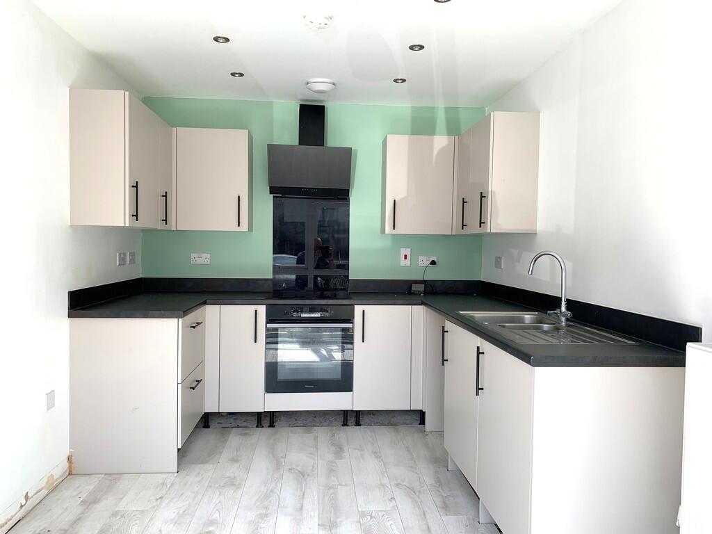 Fell Avenue, Newcastle, Staffordshire, ST5 9FR photo 2