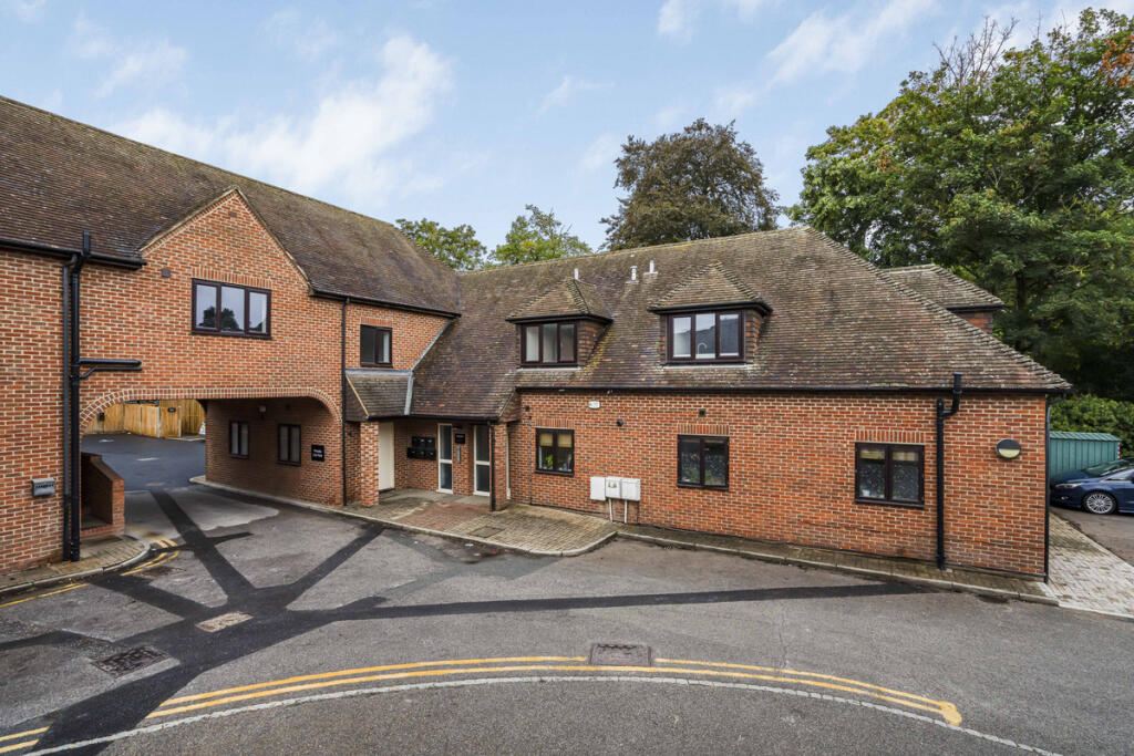 1-bed flat on High Street, Wallingford, OX10, £229,950