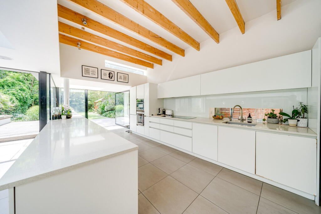 House in London, Willesden Green, Mapesbury - More
