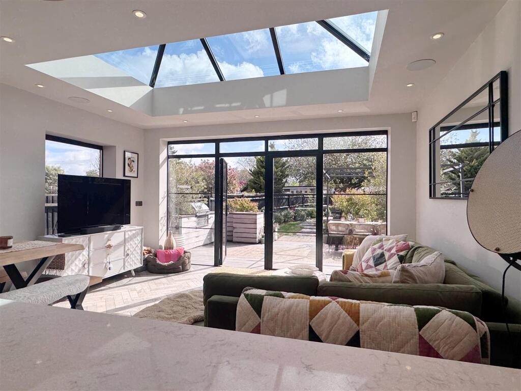 House in Newbury, West Berkshire - More