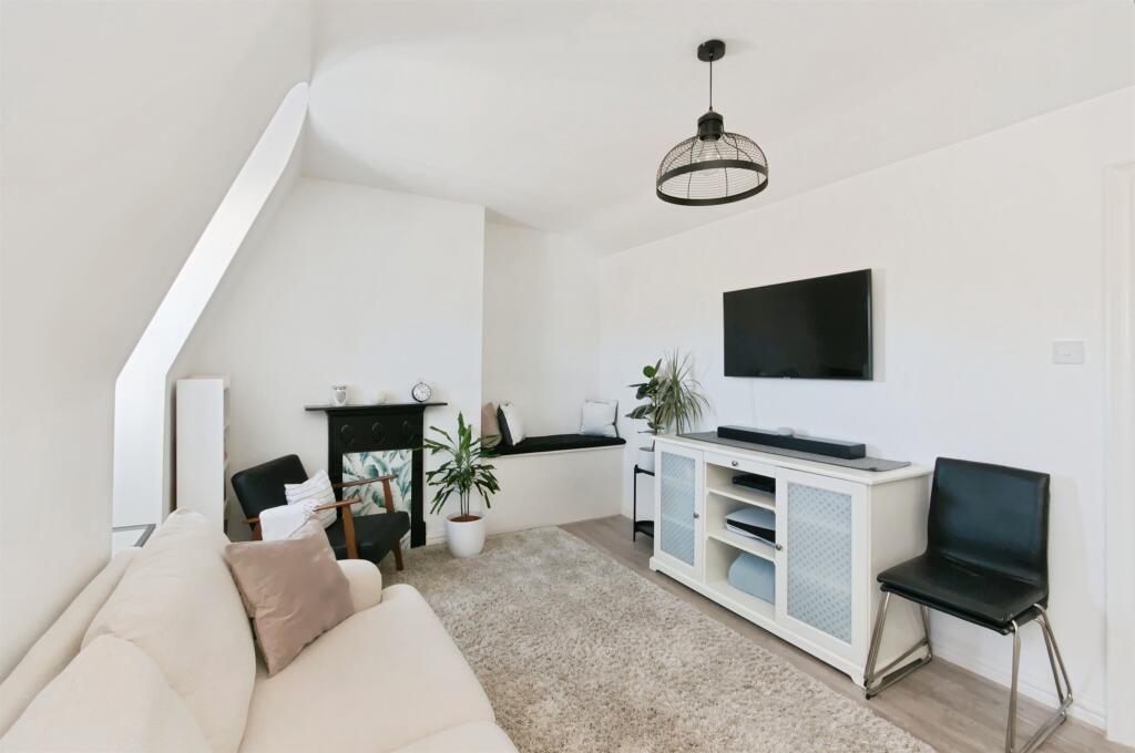 Apartment in Bexhill-on-Sea, Central - View 4