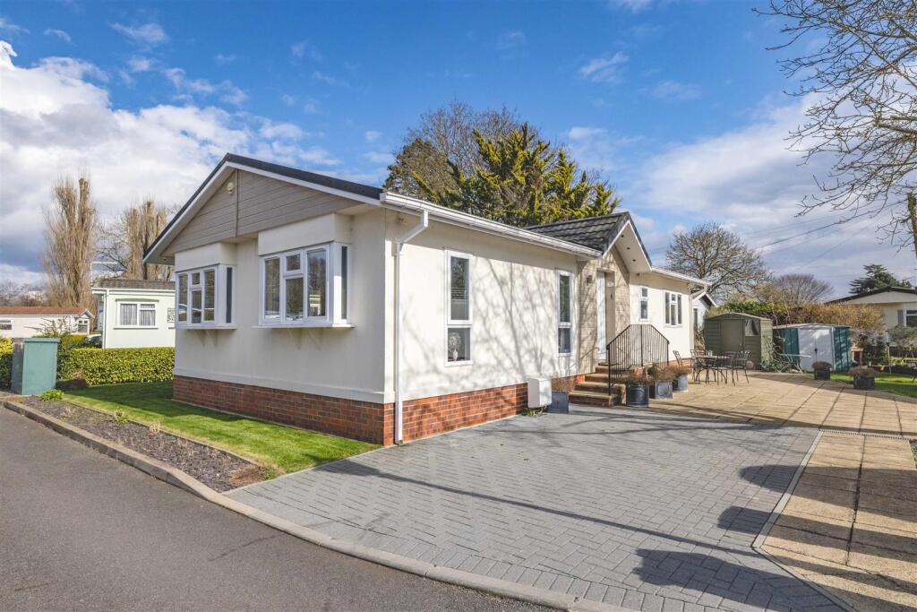 2-bed caravan on Willows Riverside Park, Windsor, £295,000