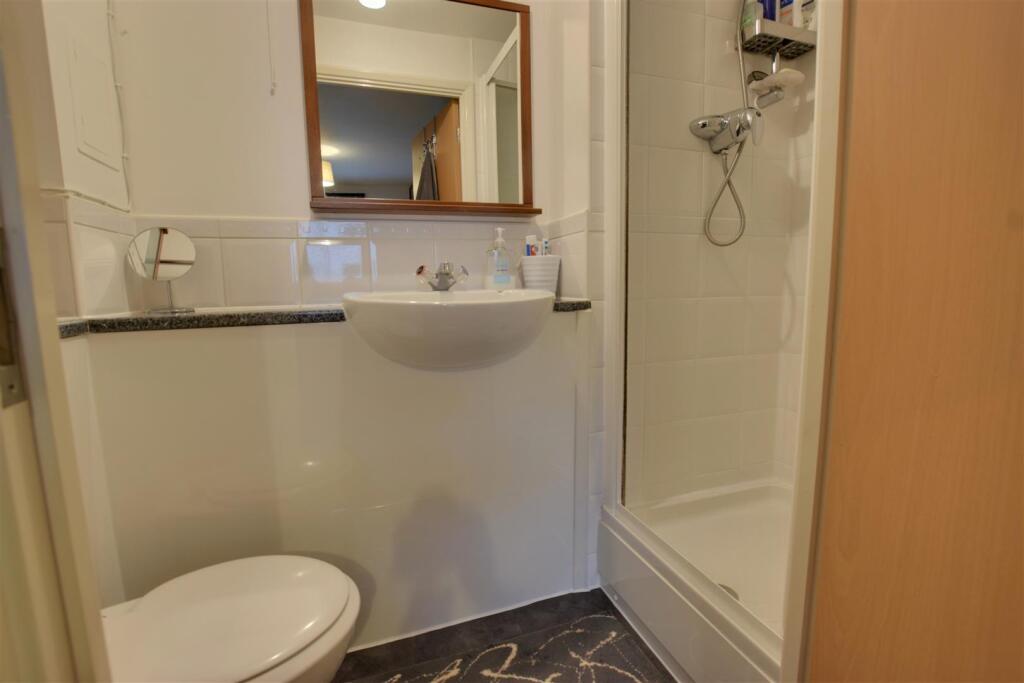 Apartment in Watford, Holywell Estate - More