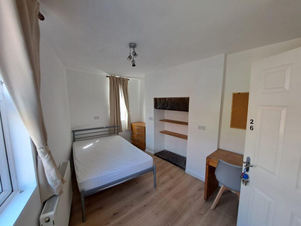 8 bedroom terraced house for rent