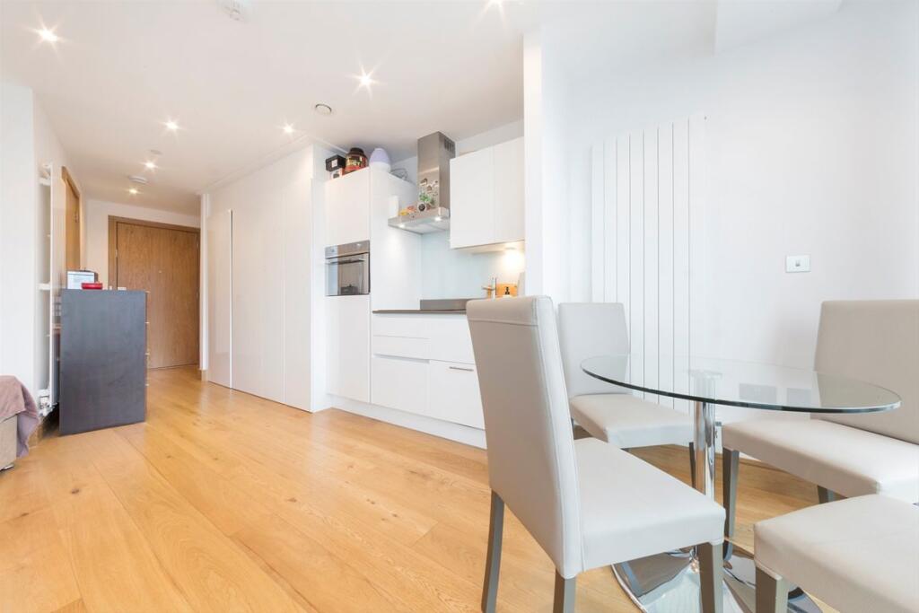 Apartment in London, St John's Estate, Isle of Dogs - More
