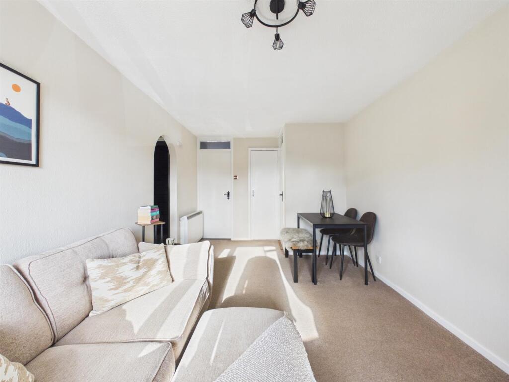 Apartment in Hemel Hempstead - View 2