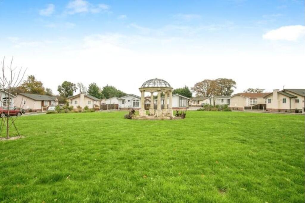 Oakleigh Residential Park, Clacton-on-Sea, CO16 photo 3