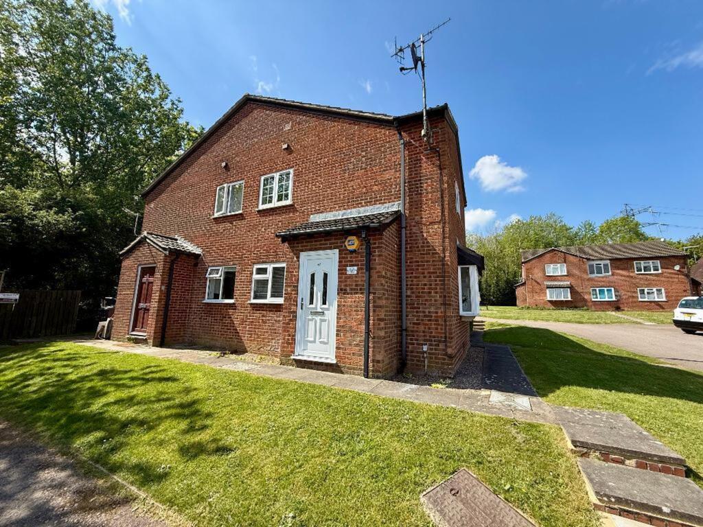1-bed flat on Celandine Drive, Luton, LU3, £125,000