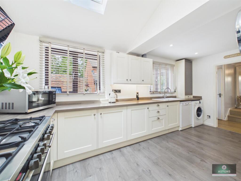 House in Crawley, Southgate - View 3