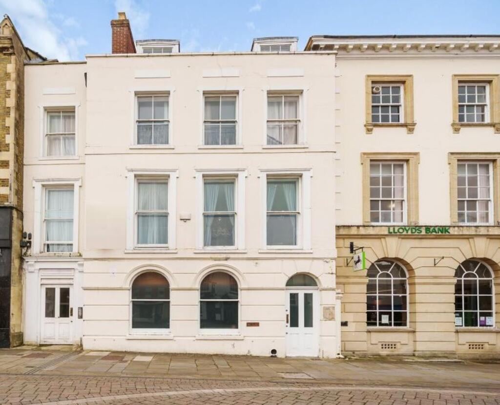 1-bed flat on High Street, Andover, SP10, £195,000