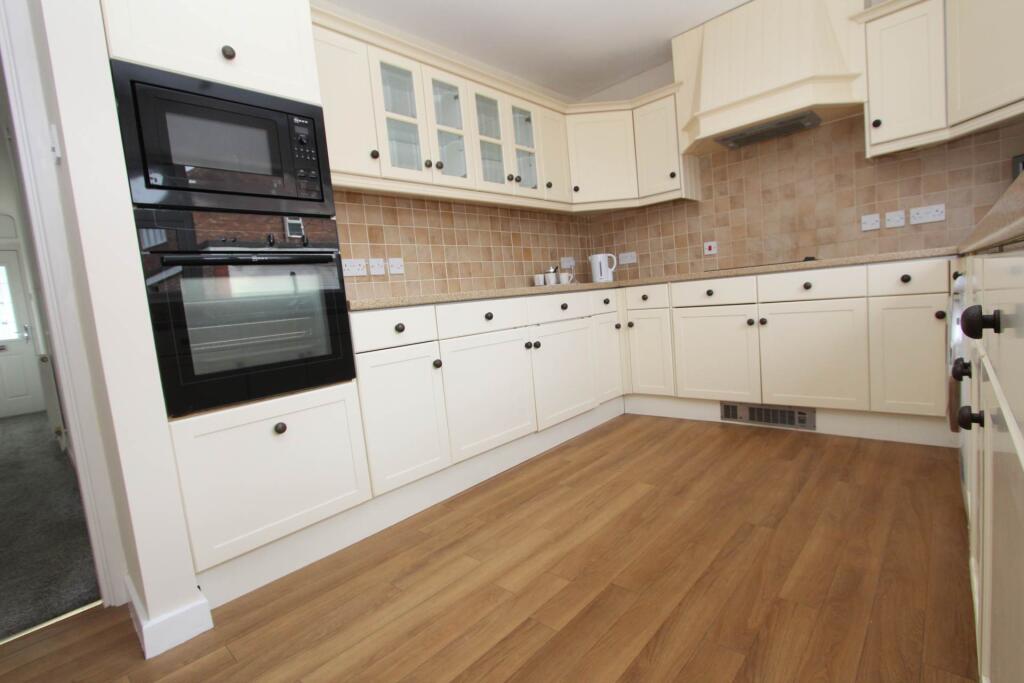 House in Southend-on-Sea - More